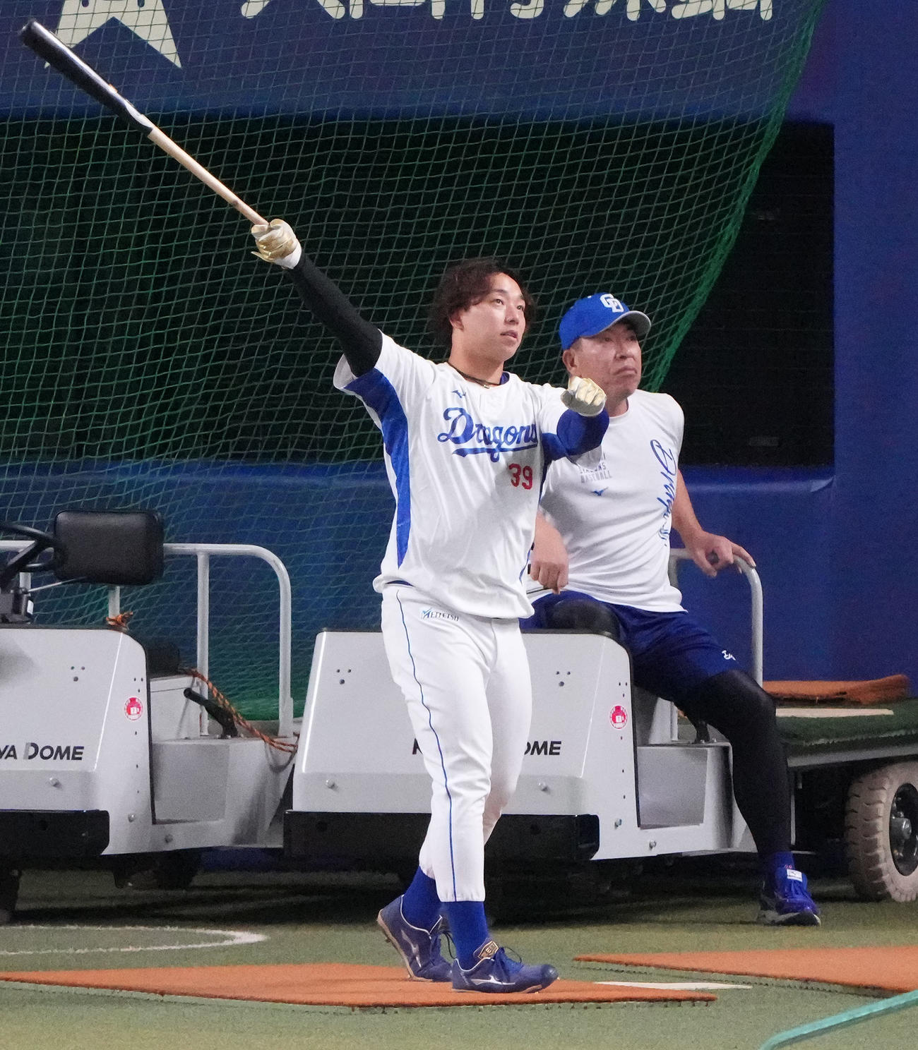 ロングティー打撃練習をする宇佐見（左）右は井上監督（撮影・森本幸一）