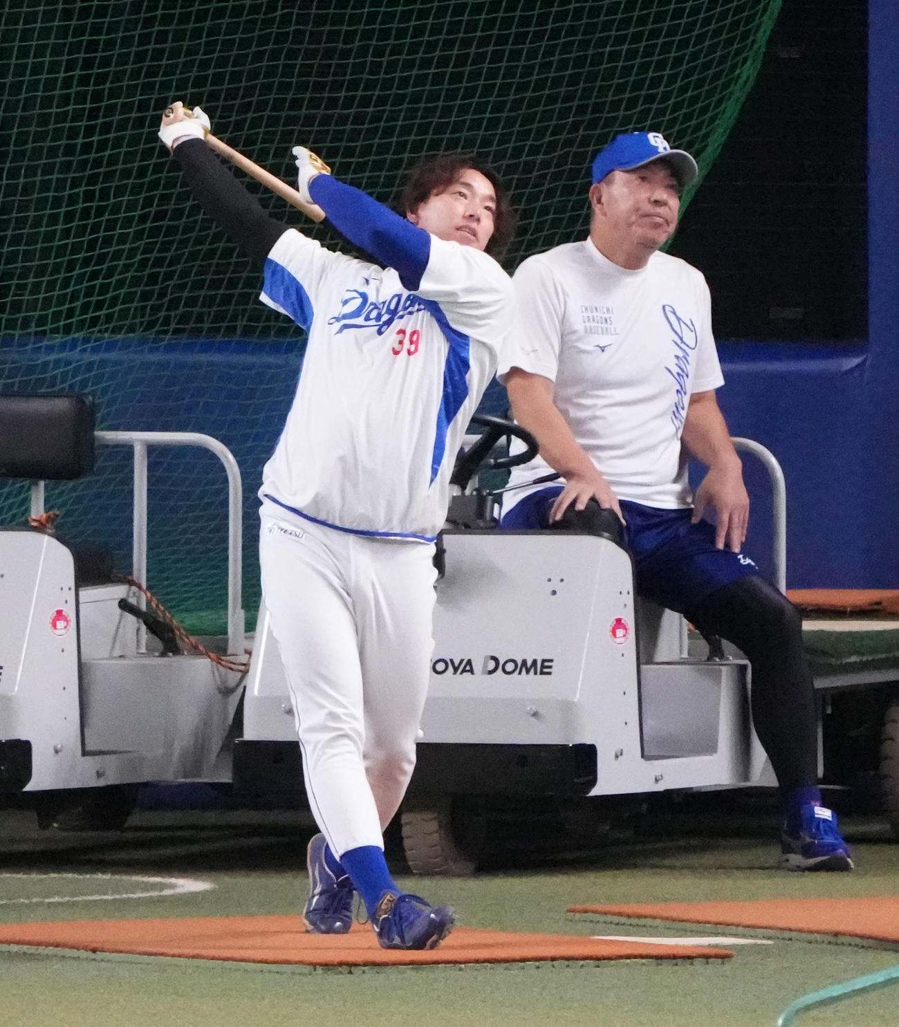 ロングティー打撃練習をする宇佐見（左）右は井上監督（撮影・森本幸一）