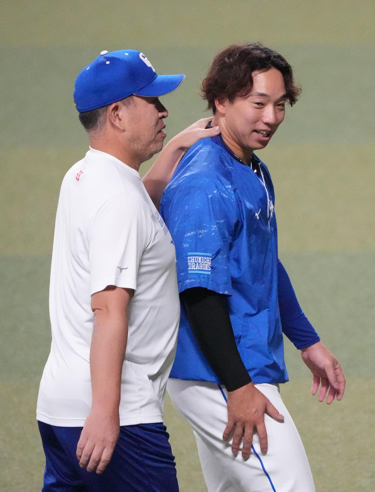 井上監督（左）と言葉を交わす宇佐見（撮影・森本幸一）