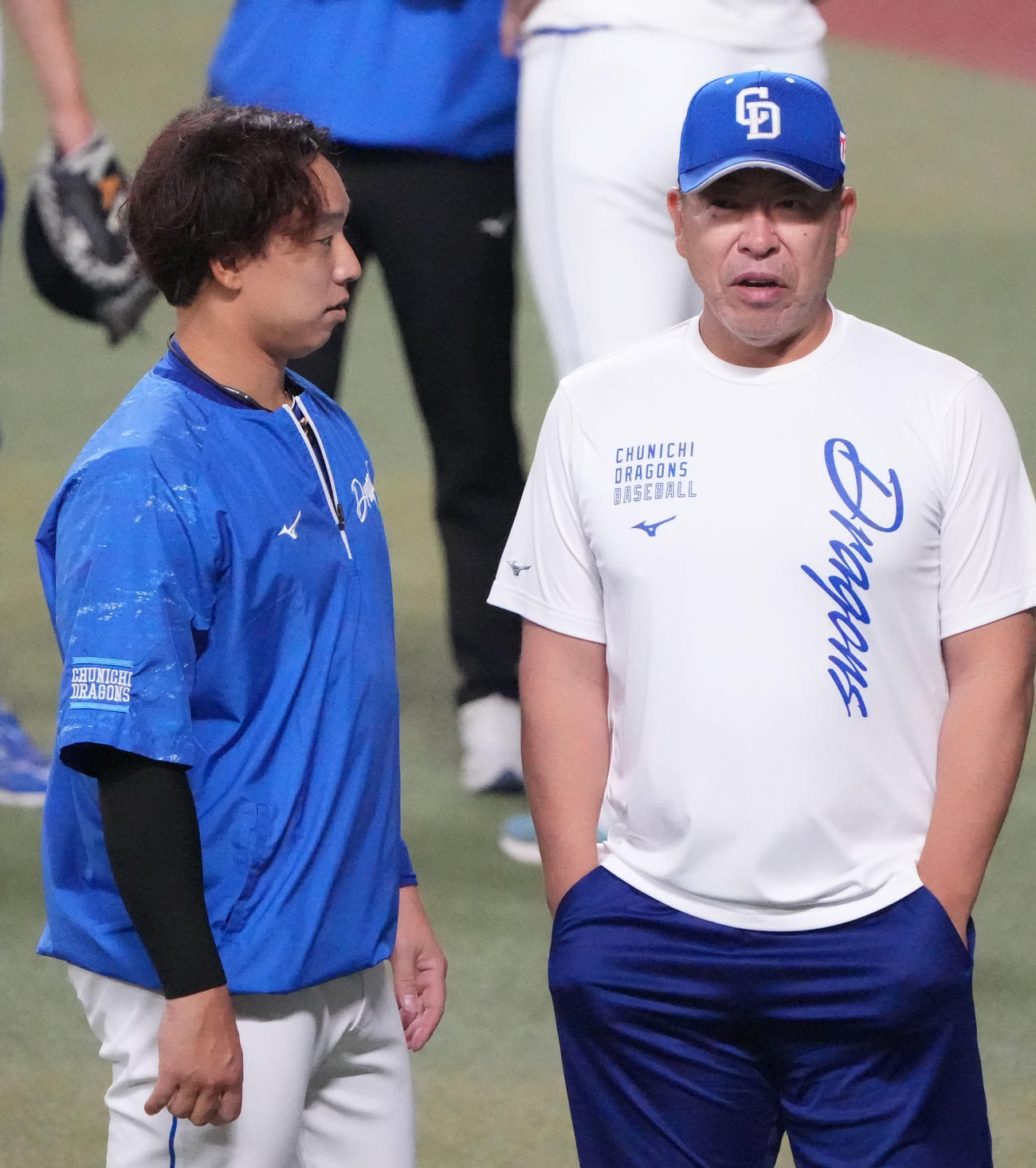 井上監督（右）と言葉を交わす宇佐見（撮影・森本幸一）