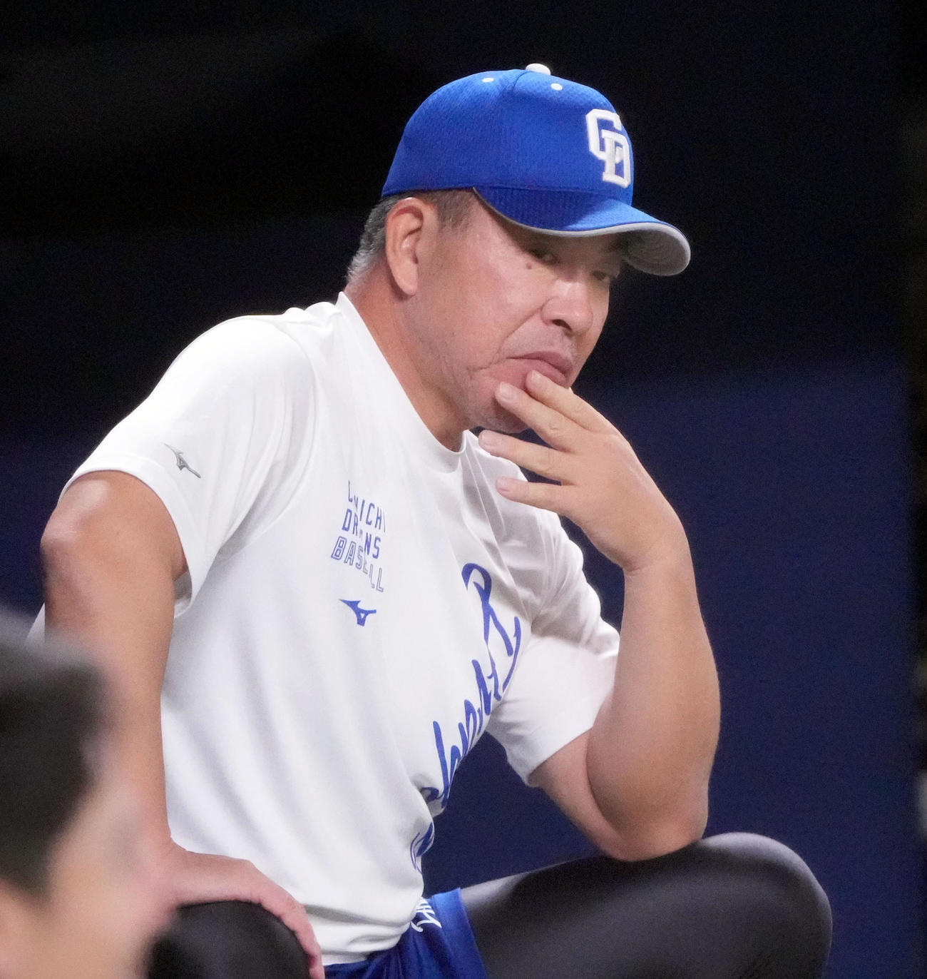 野手陣の打撃練習を見つめる井上監督（撮影・森本幸一）