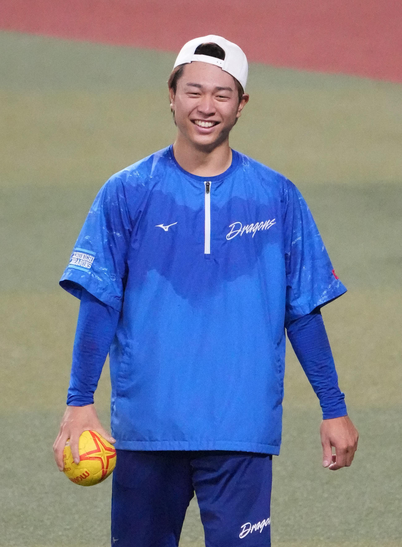練習の合間に明るい表情を見せる高橋宏（撮影・森本幸一）