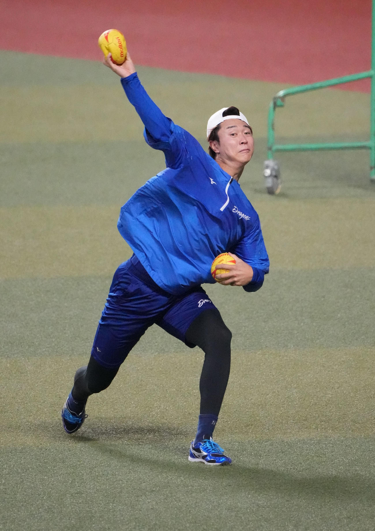 ハンドボールを利用し投球練習をする高橋宏（撮影・森本幸一）