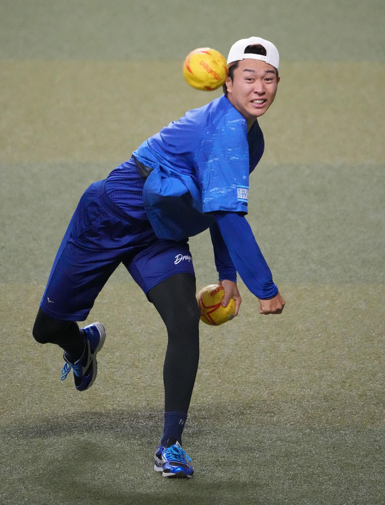 ハンドボールを利用し投球練習をする高橋宏（撮影・森本幸一）