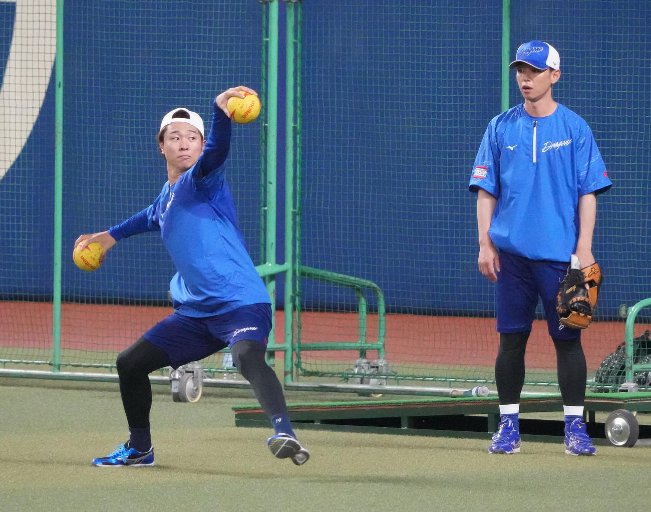 ハンドボールを利用し投球練習をする高橋宏（左）右は浅尾投手コーチ（撮影・森本幸一）