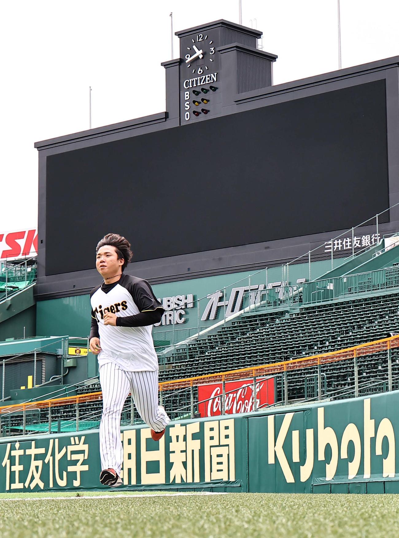 外野をランニングする村上（撮影・上田博志）