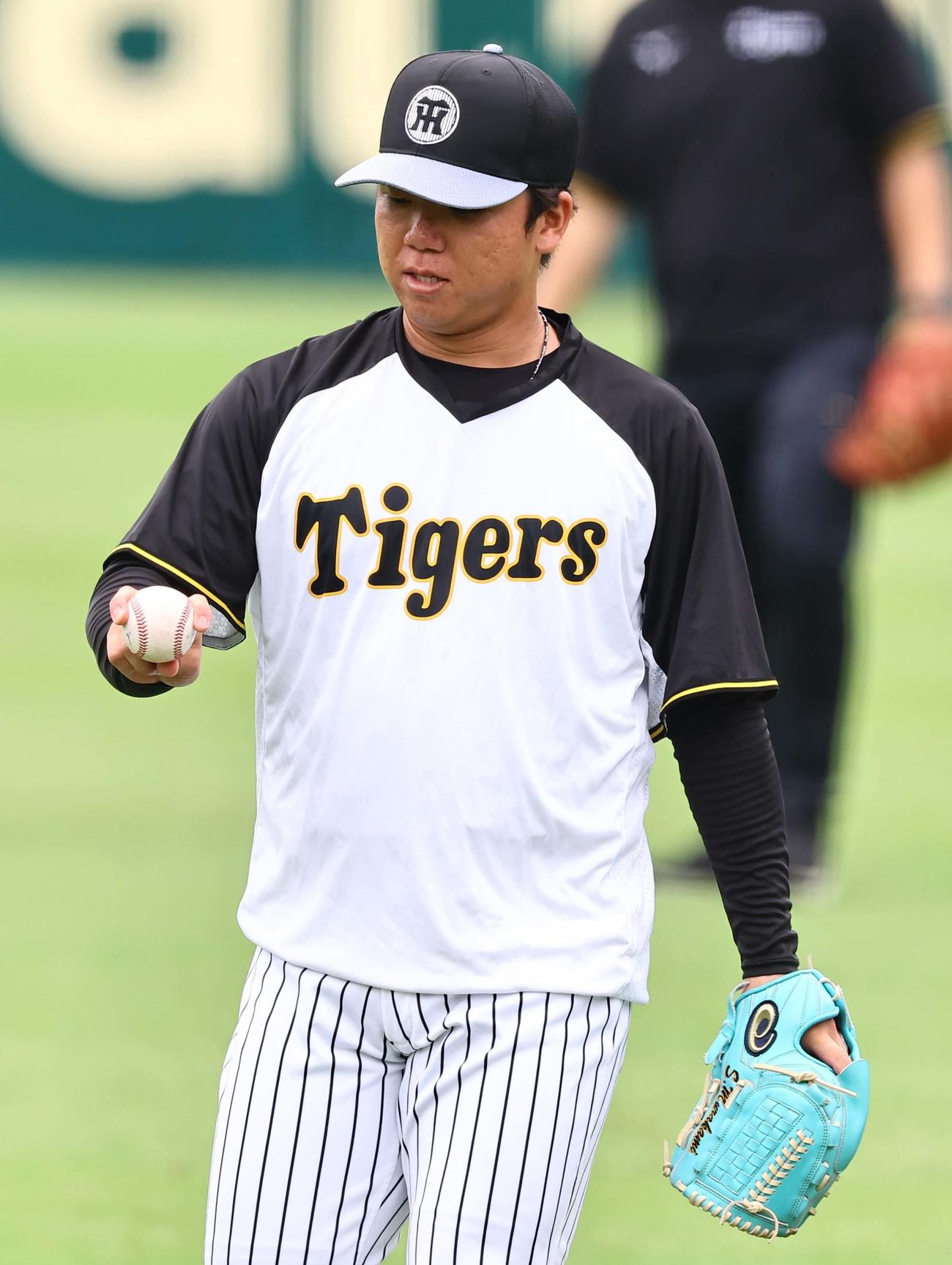 変化球の握りを確認する村上（撮影・上田博志）