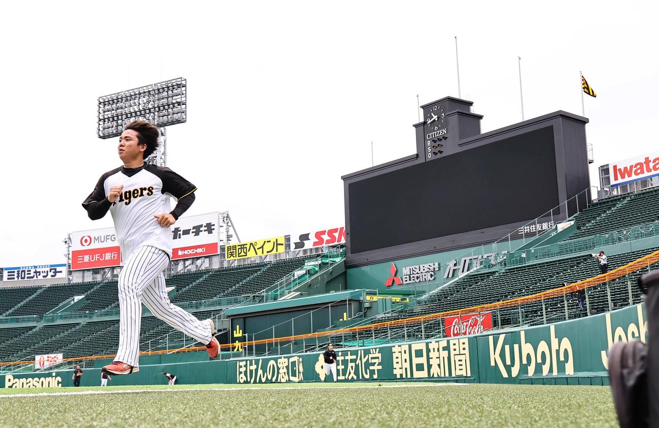 外野をランニングする村上（撮影・上田博志）
