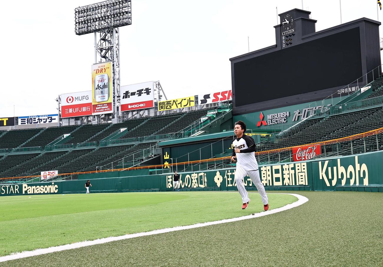 外野をランニングする村上（撮影・上田博志）