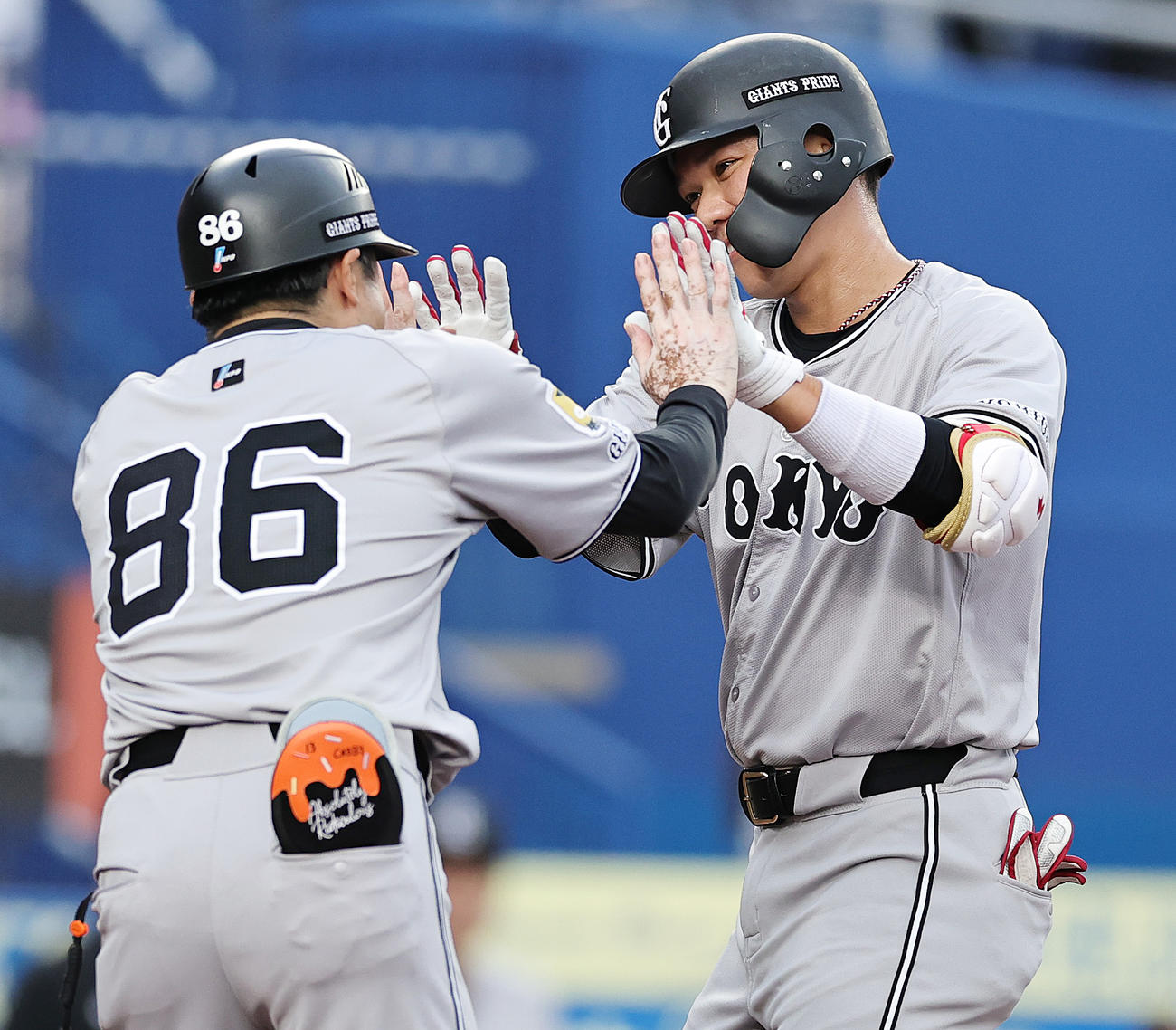 ロッテ対巨人　1回表巨人1死、左越え先制本塁打を放ち喜ぶ坂本（撮影・野上伸悟）
