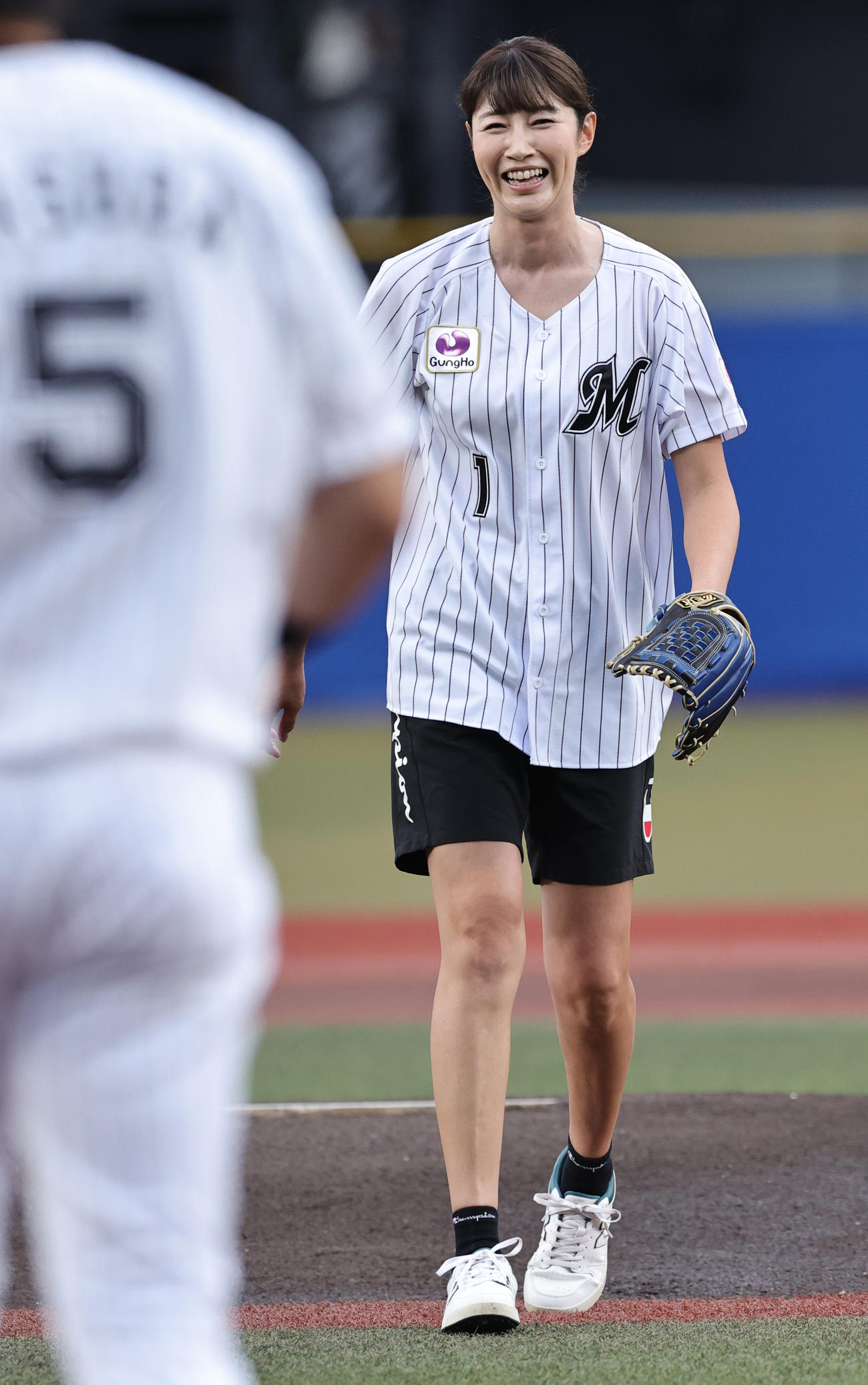ロッテ対巨人　始球式を行う狩野舞子（撮影・野上伸悟）
