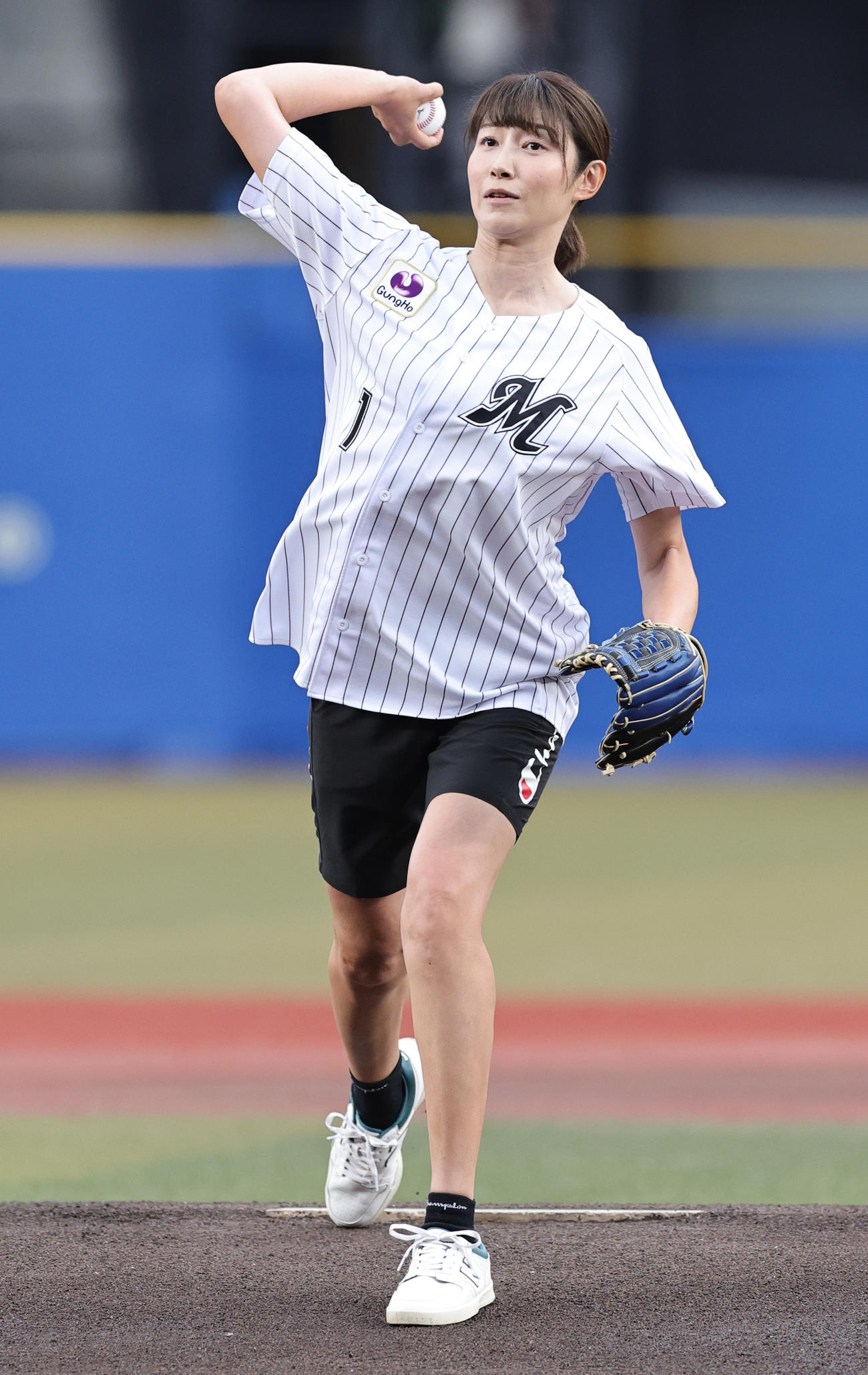 ロッテ対巨人　始球式を行う狩野舞子（撮影・野上伸悟）