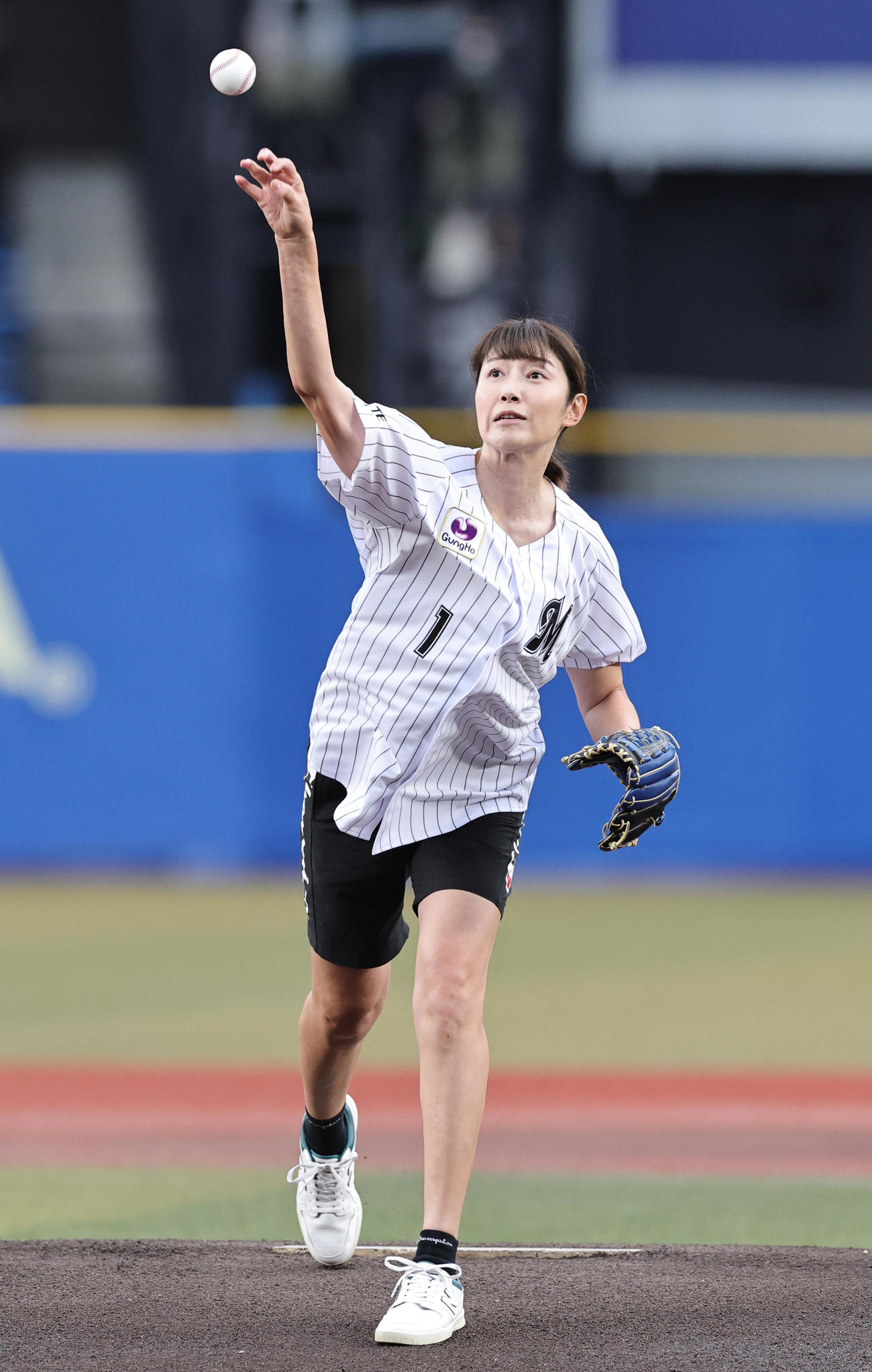 ロッテ対巨人　始球式を行う狩野舞子（撮影・野上伸悟）