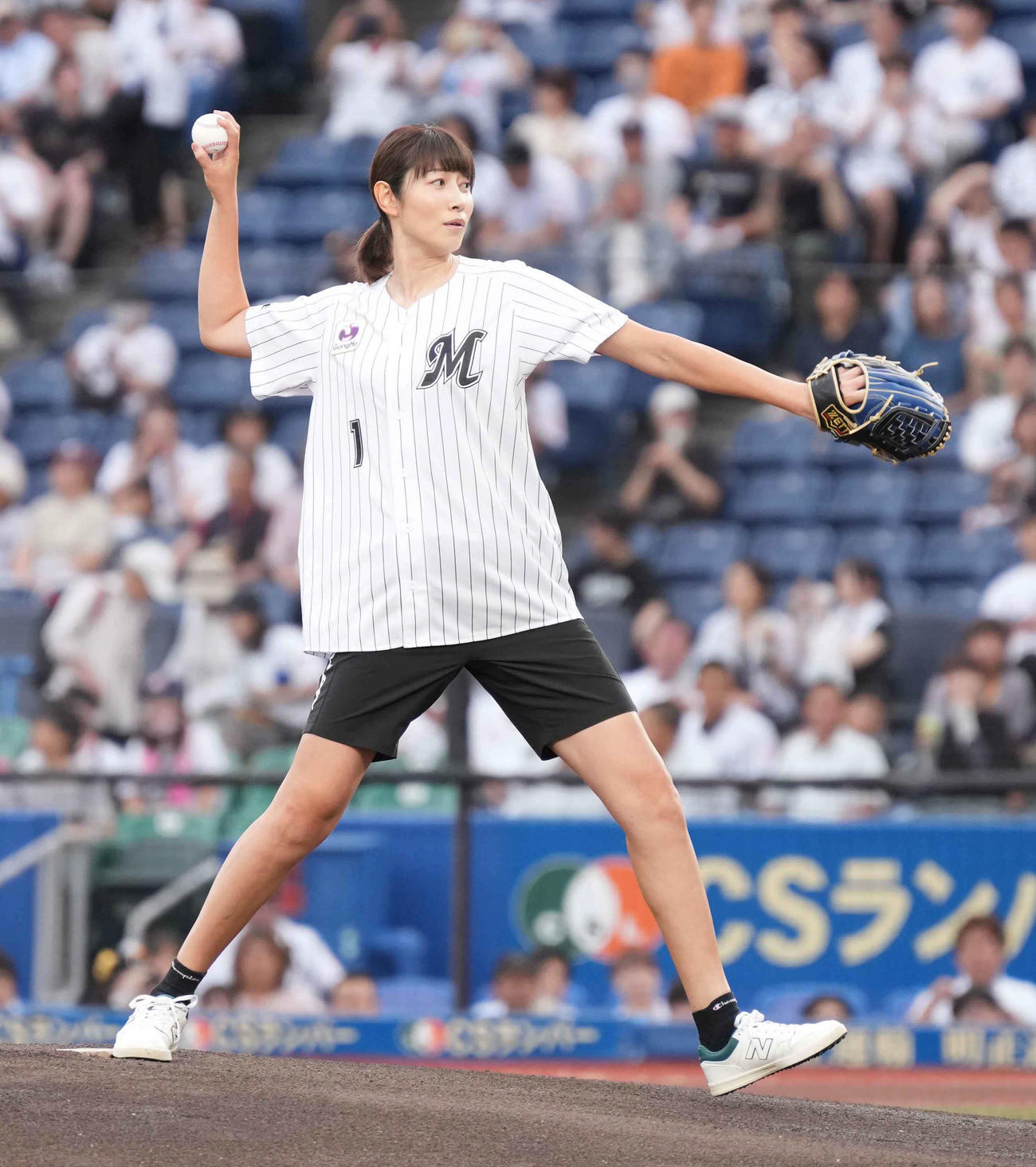 ロッテ対巨人　始球式に臨む狩野舞子（撮影・小沢裕）