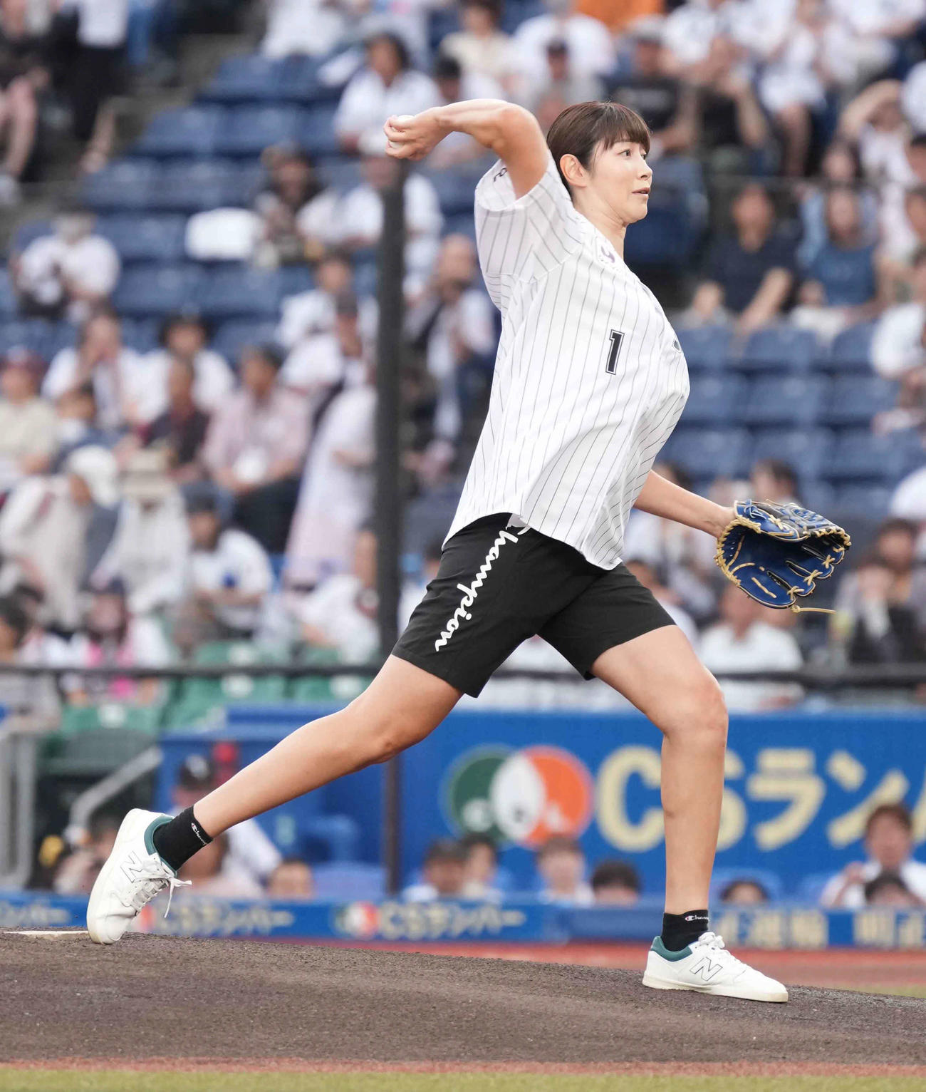 ロッテ対巨人　始球式に臨む狩野舞子（撮影・小沢裕）
