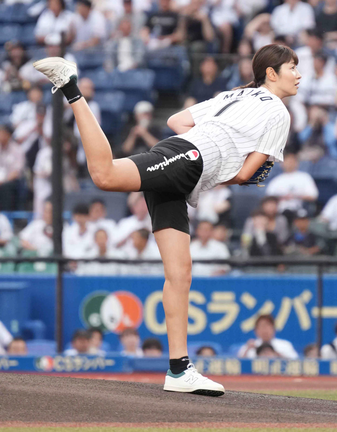 ロッテ対巨人　始球式に臨む狩野舞子（撮影・小沢裕）