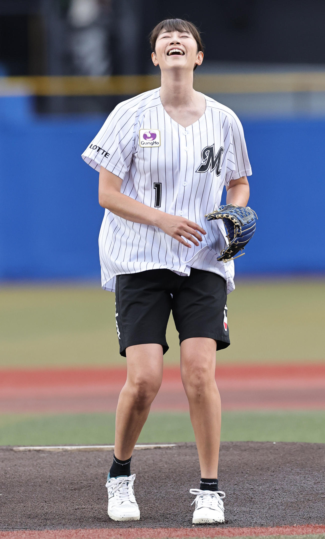 ロッテ対巨人　始球式を行う狩野舞子（撮影・野上伸悟）
