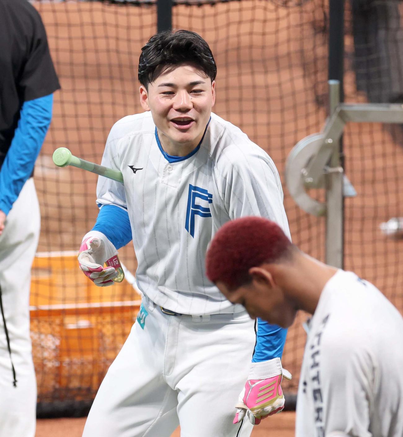 万波（手前）に笑顔で声をかける日本ハム清宮幸（撮影・黒川智章）