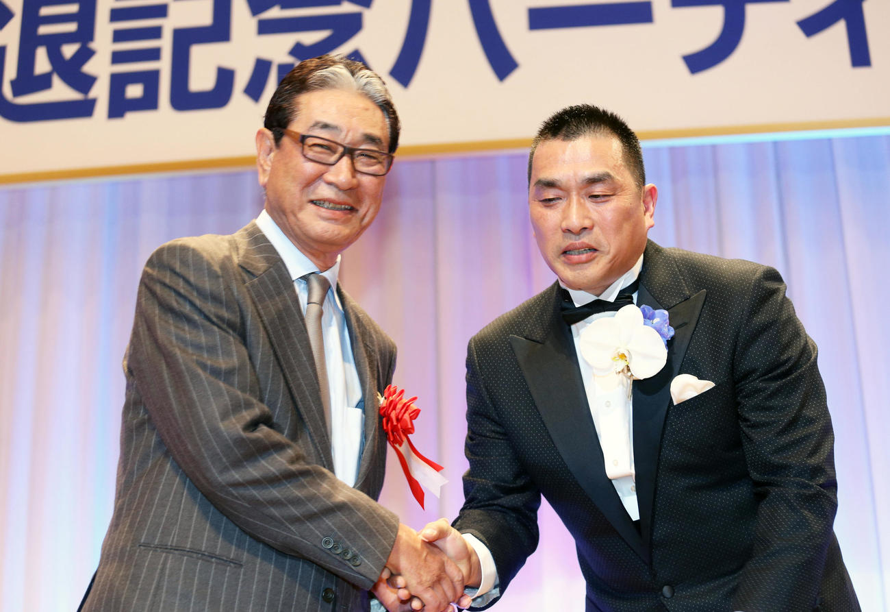 自身の引退パーティーで星野氏と握手する山本氏（2016年1月24日撮影）