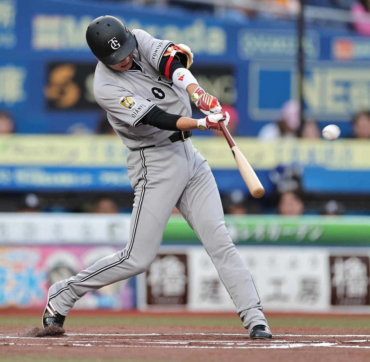 ロッテ対巨人　1回表巨人1死、左越え先制本塁打を放つ坂本（撮影・野上伸悟）
