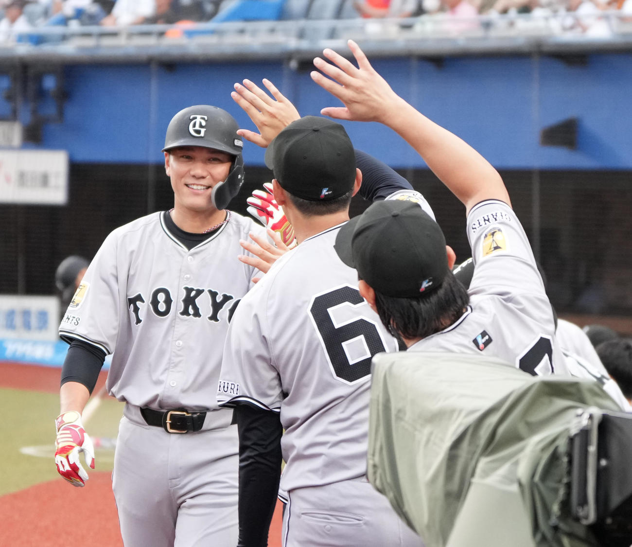 ロッテ対巨人　1回表巨人1死、坂本（左）は左越えに先制ソロ本塁打を放ちベンチのナインの祝福を受ける（撮影・小沢裕）