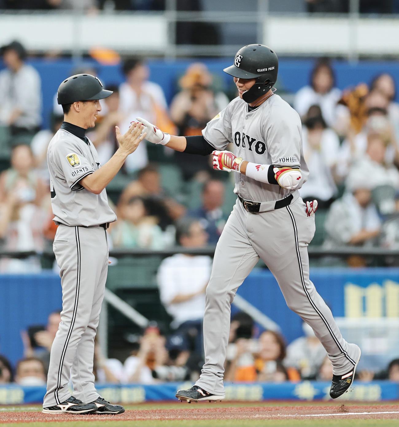 ロッテ対巨人　1回表巨人1死、左越え先制本塁打を放ち喜ぶ坂本（撮影・野上伸悟）