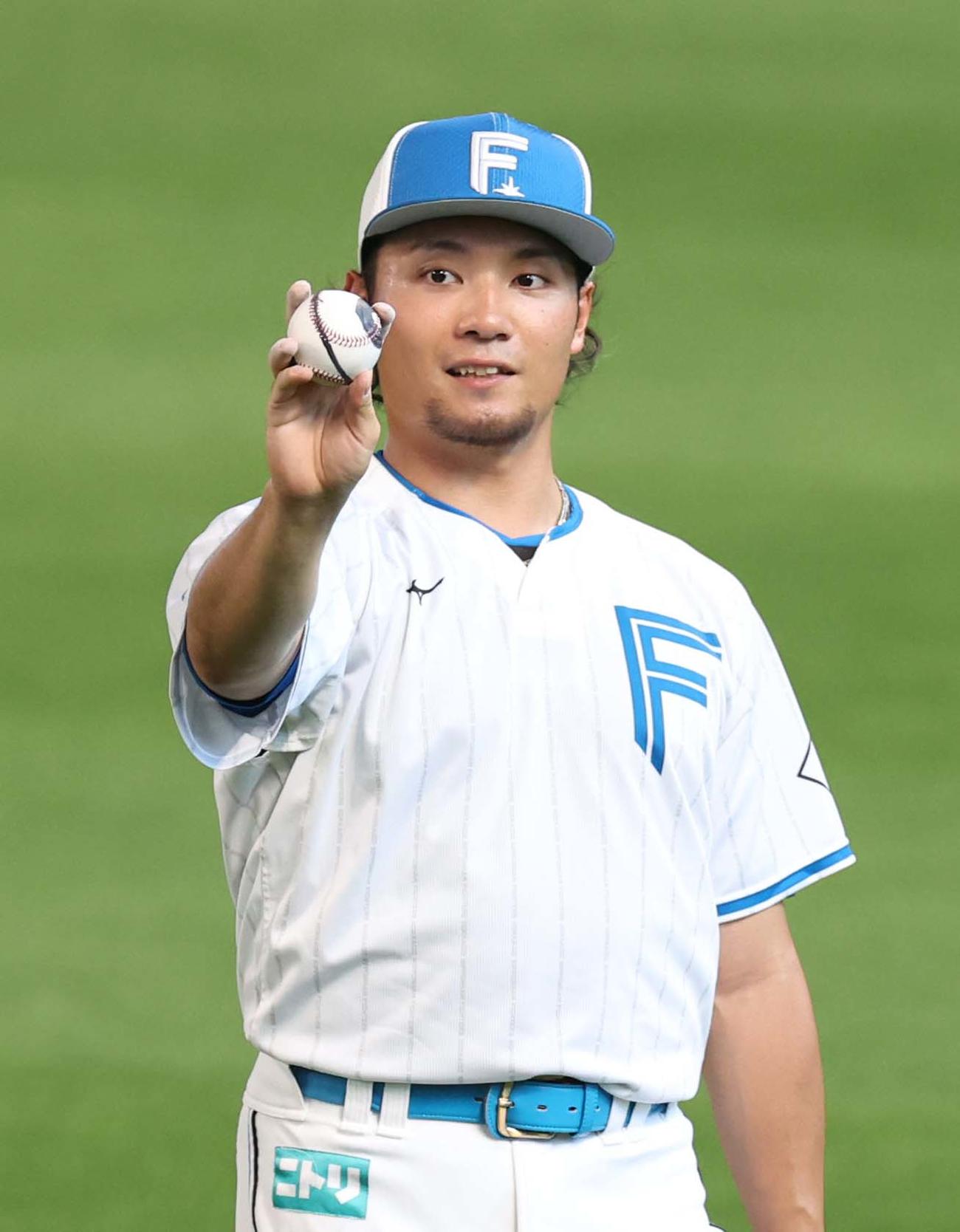 印の付いたボールでキャッチボールする日本ハム伊藤（撮影・黒川智章）