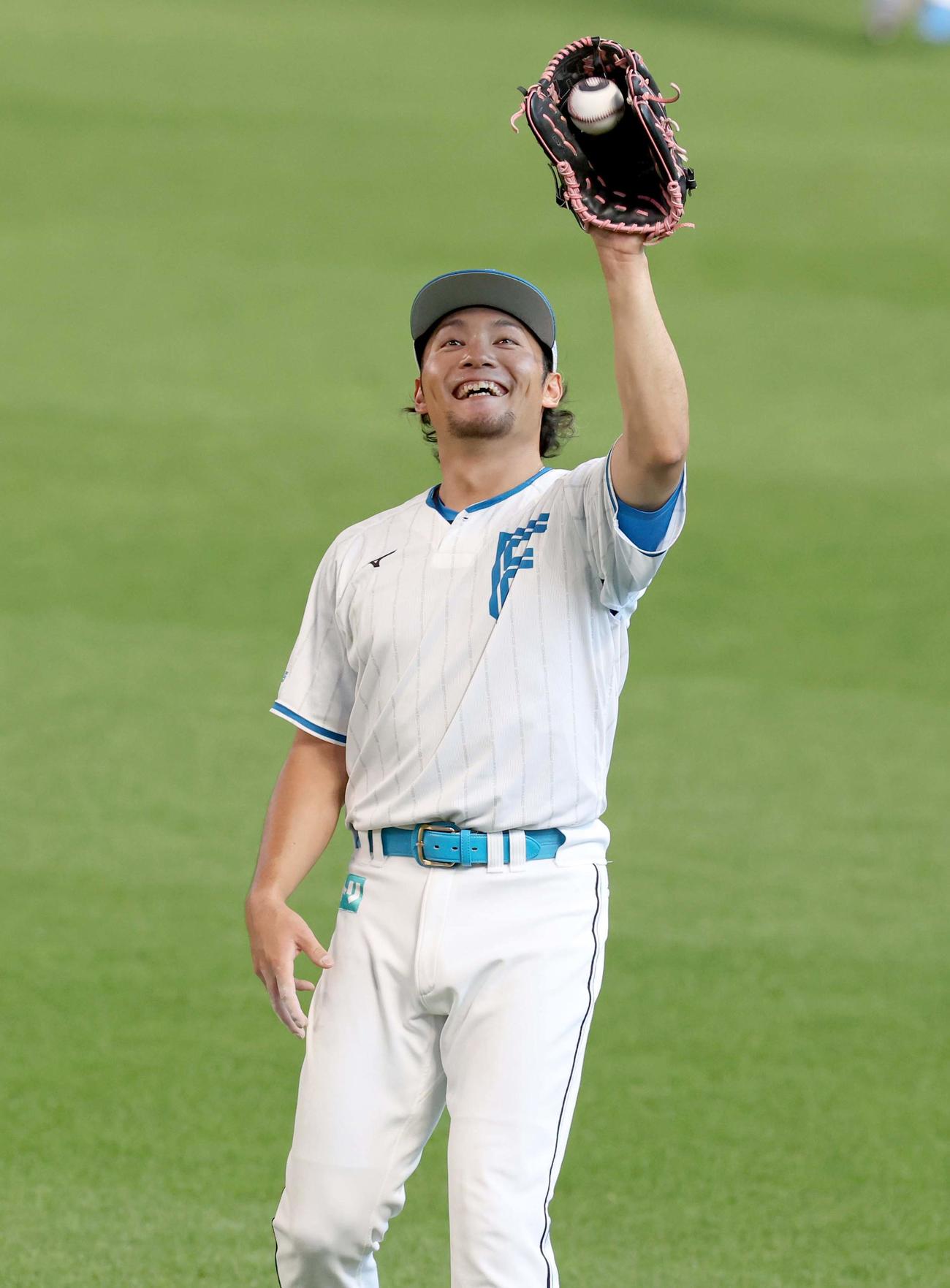 笑顔でキャッチボールする日本ハム伊藤（撮影・黒川智章）