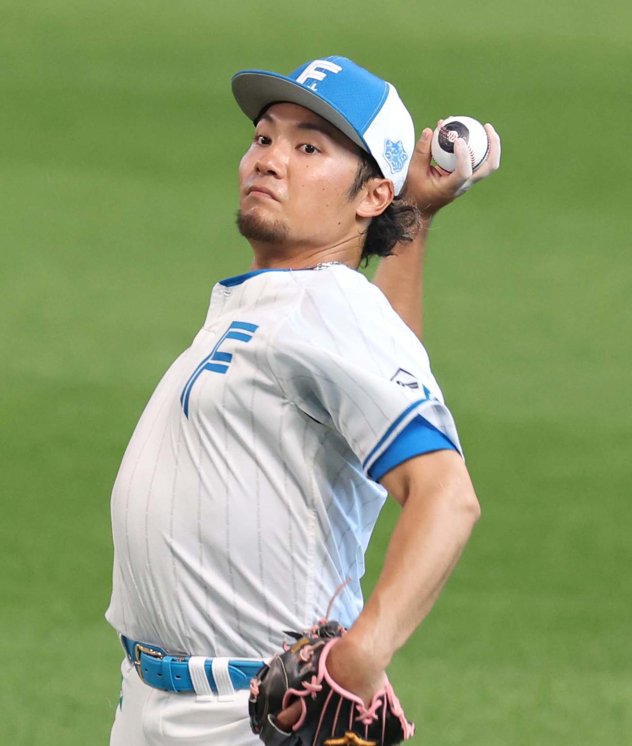 印の付いたボールでキャッチボールする日本ハム伊藤（撮影・黒川智章）