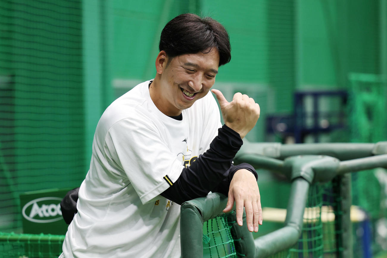 練習を終えた中野と言葉を交わし、サムアップポーズを見せる阪神藤川監督（撮影・前田充）