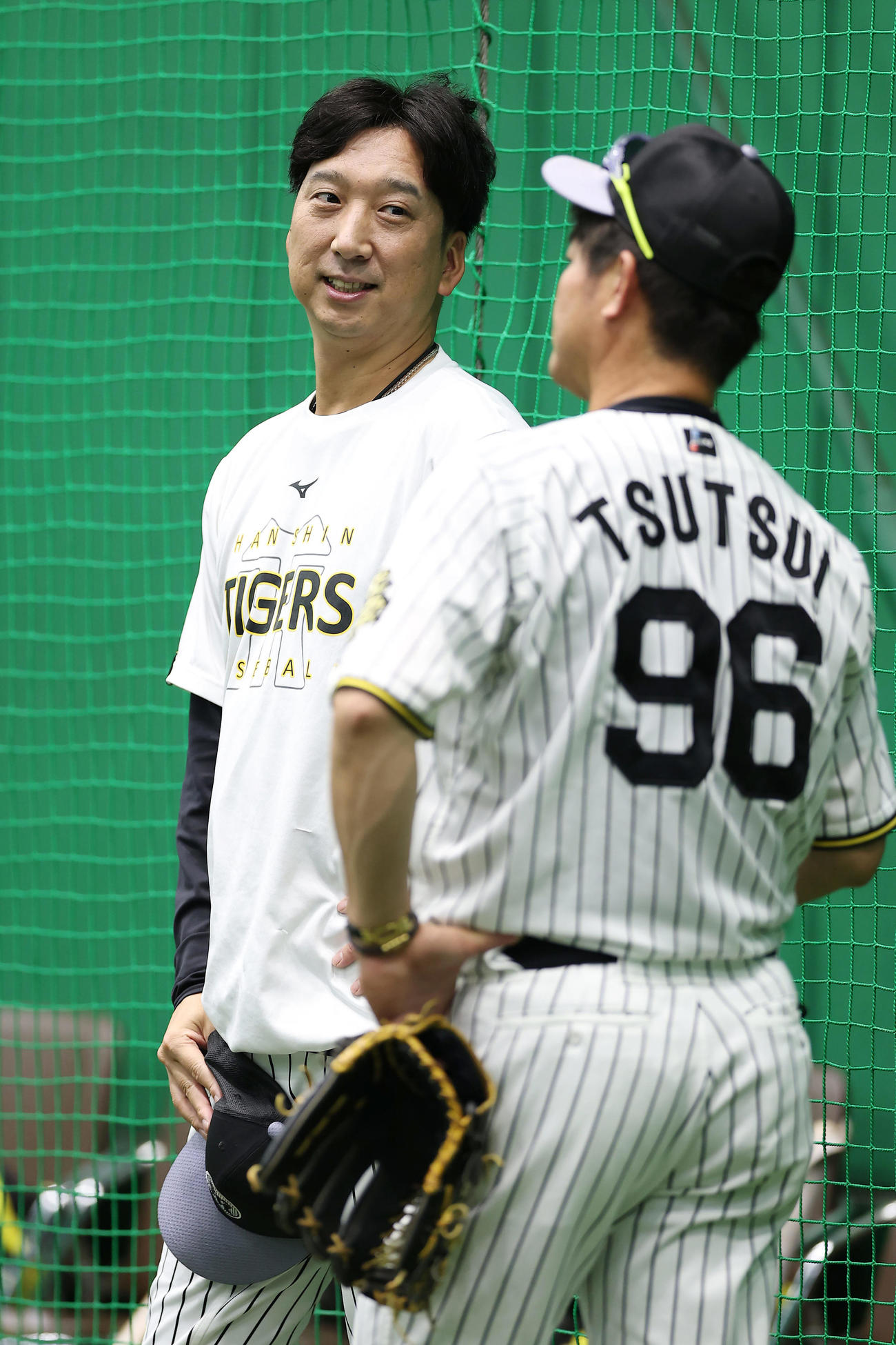 室内練習場で筒井コーチ（右）と言葉を交わす阪神藤川監督（撮影・前田充）