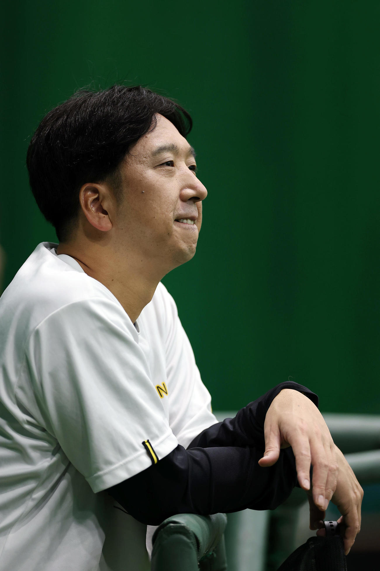 練習を見守る阪神藤川監督（撮影・前田充）