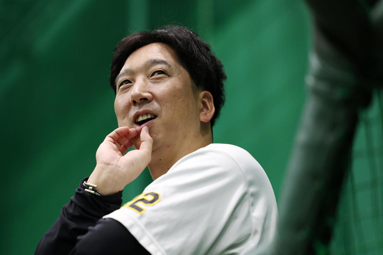 練習を見守る阪神藤川監督（撮影・前田充）