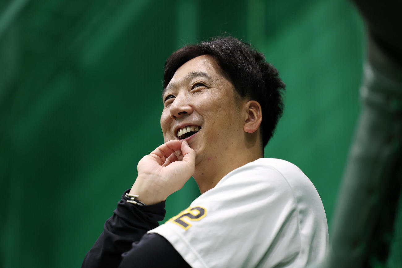 笑顔で練習を見守る阪神藤川監督（撮影・前田充）