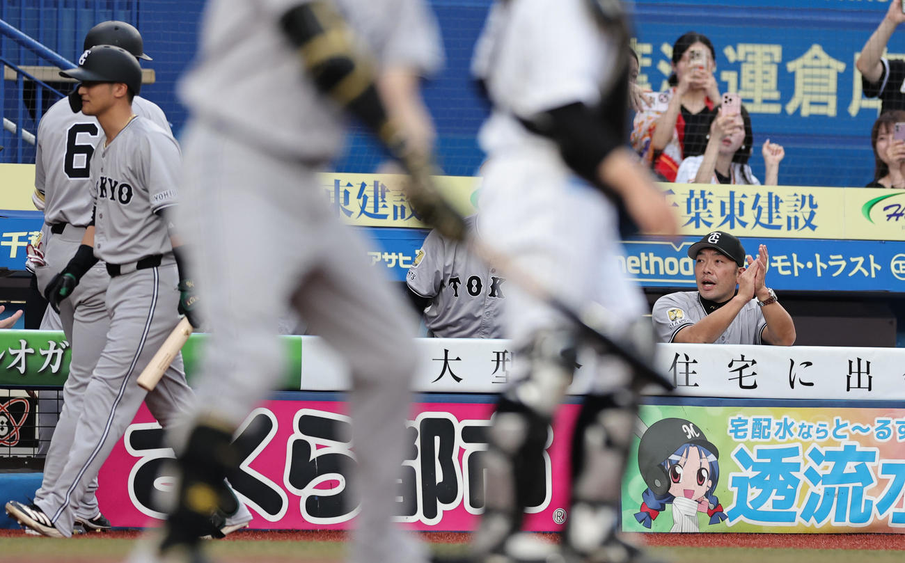 先制本塁打を放った坂本を迎える阿部監督ら（撮影・野上伸悟）