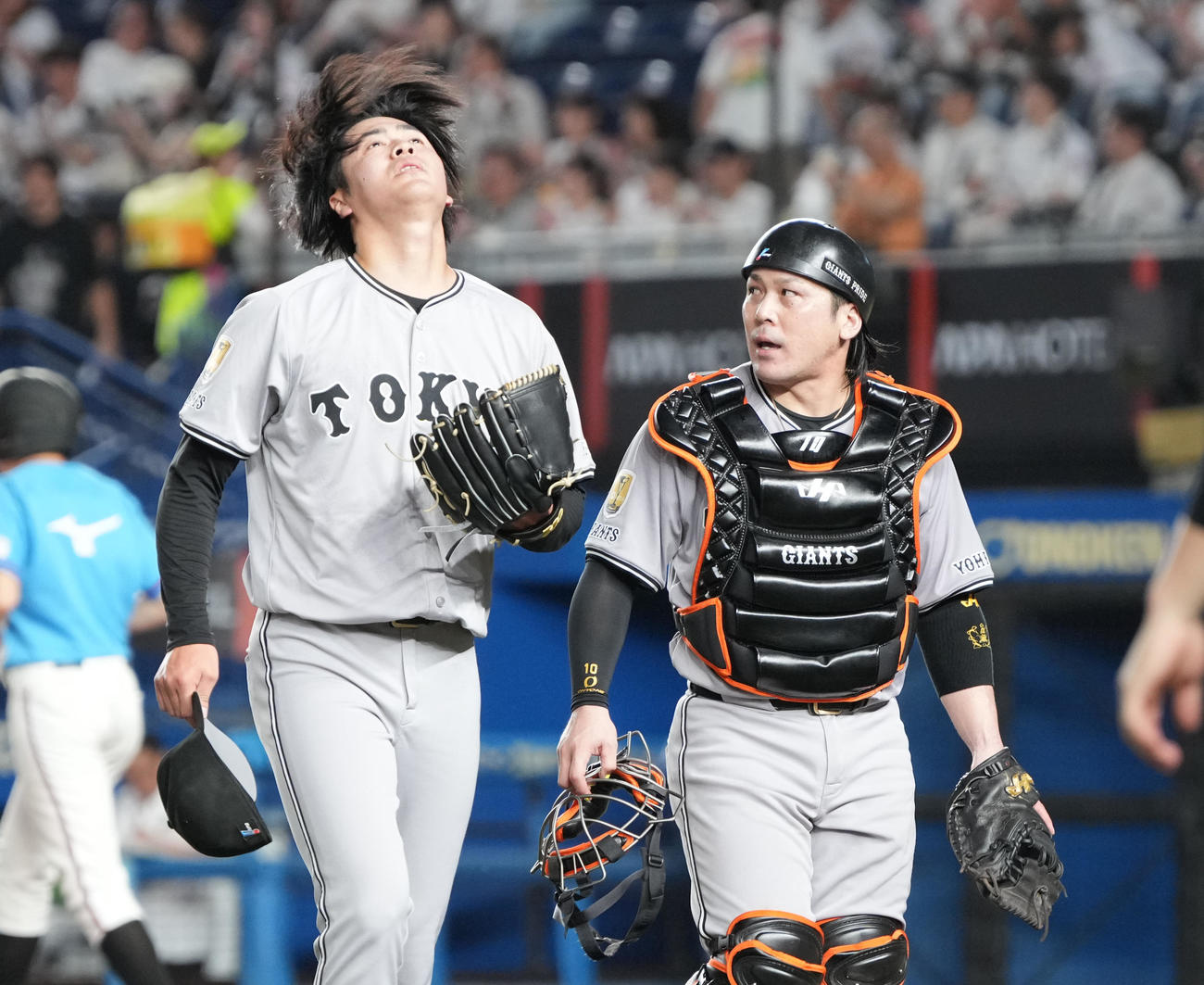 ロッテ対巨人　巨人先発の西舘は3回ロッテに同点を許し天を仰ぐ。右は甲斐（撮影・小沢裕）