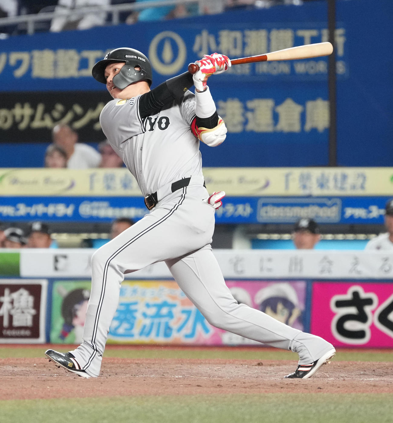 ロッテ対巨人　5回表巨人1死、坂本は左二塁打を放つ（撮影・小沢裕）