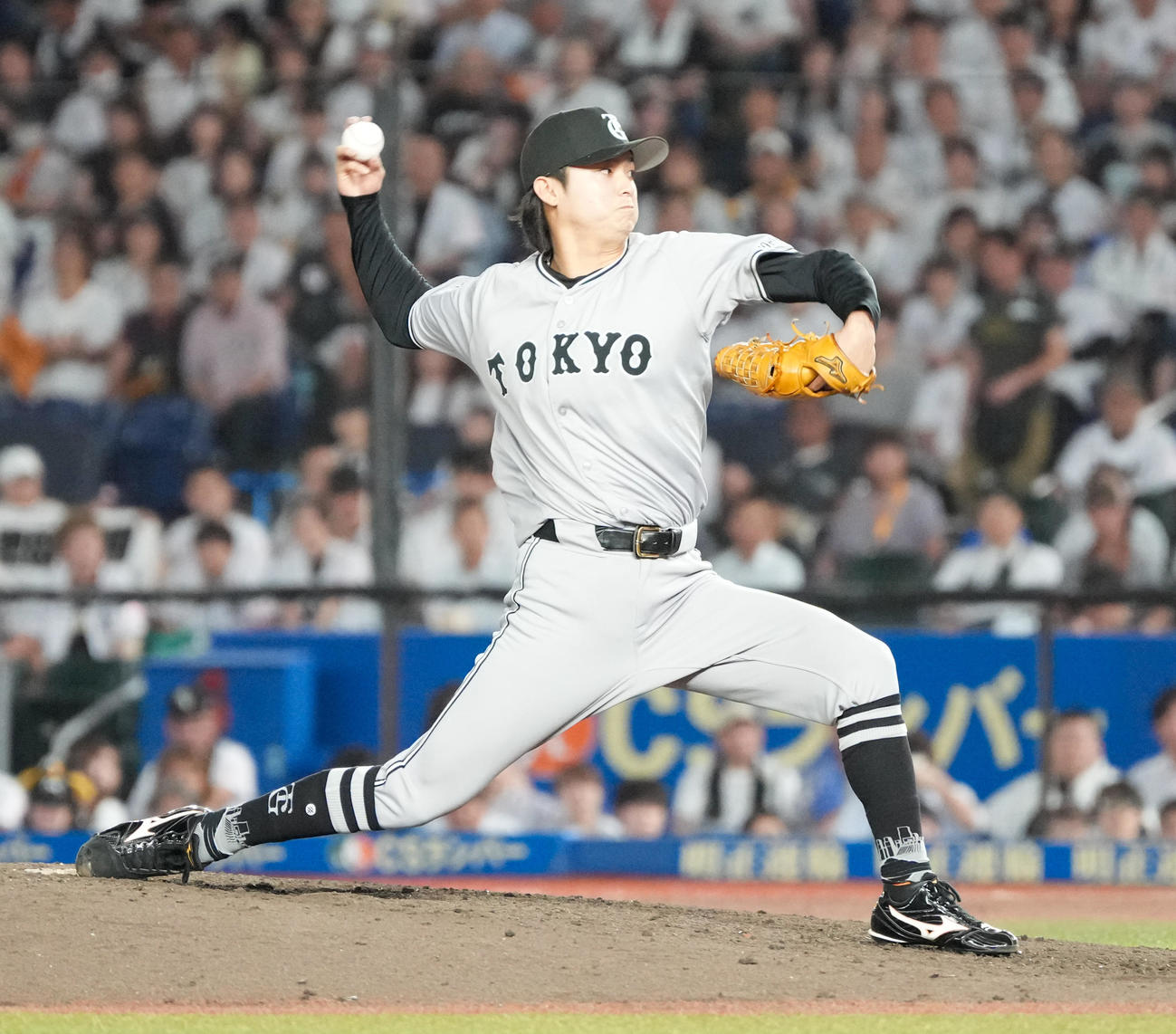 ロッテ対巨人　巨人4番手で登板した田中瑛（撮影・小沢裕）