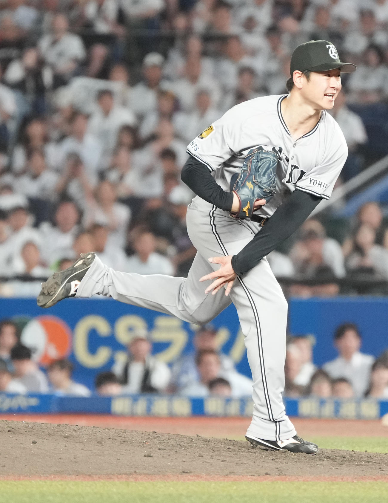 ロッテ対巨人　巨人5番手で登板した中川（撮影・小沢裕）