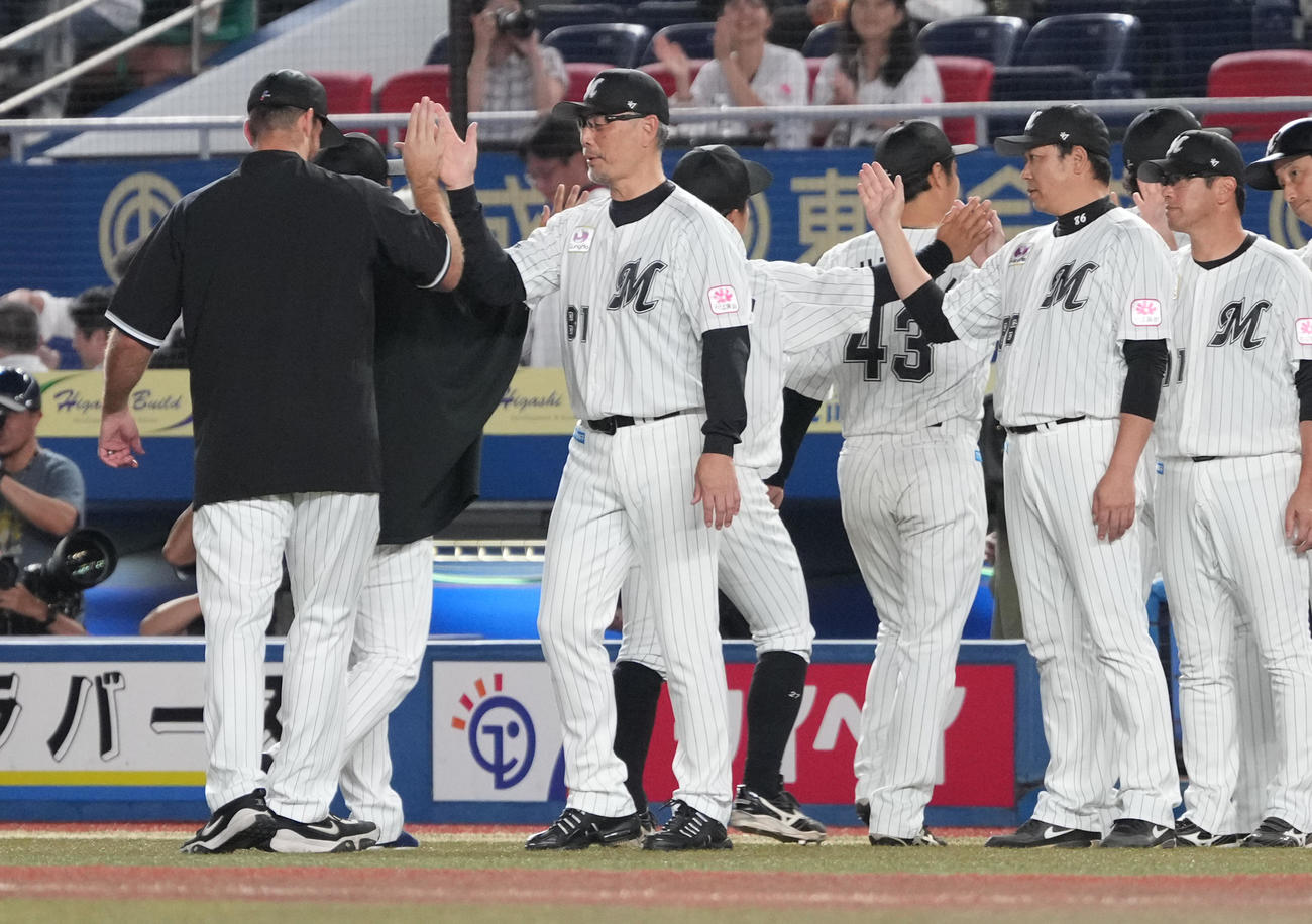ロッテ対巨人　ナインとハイタッチするロッテ吉井（撮影・小沢裕）