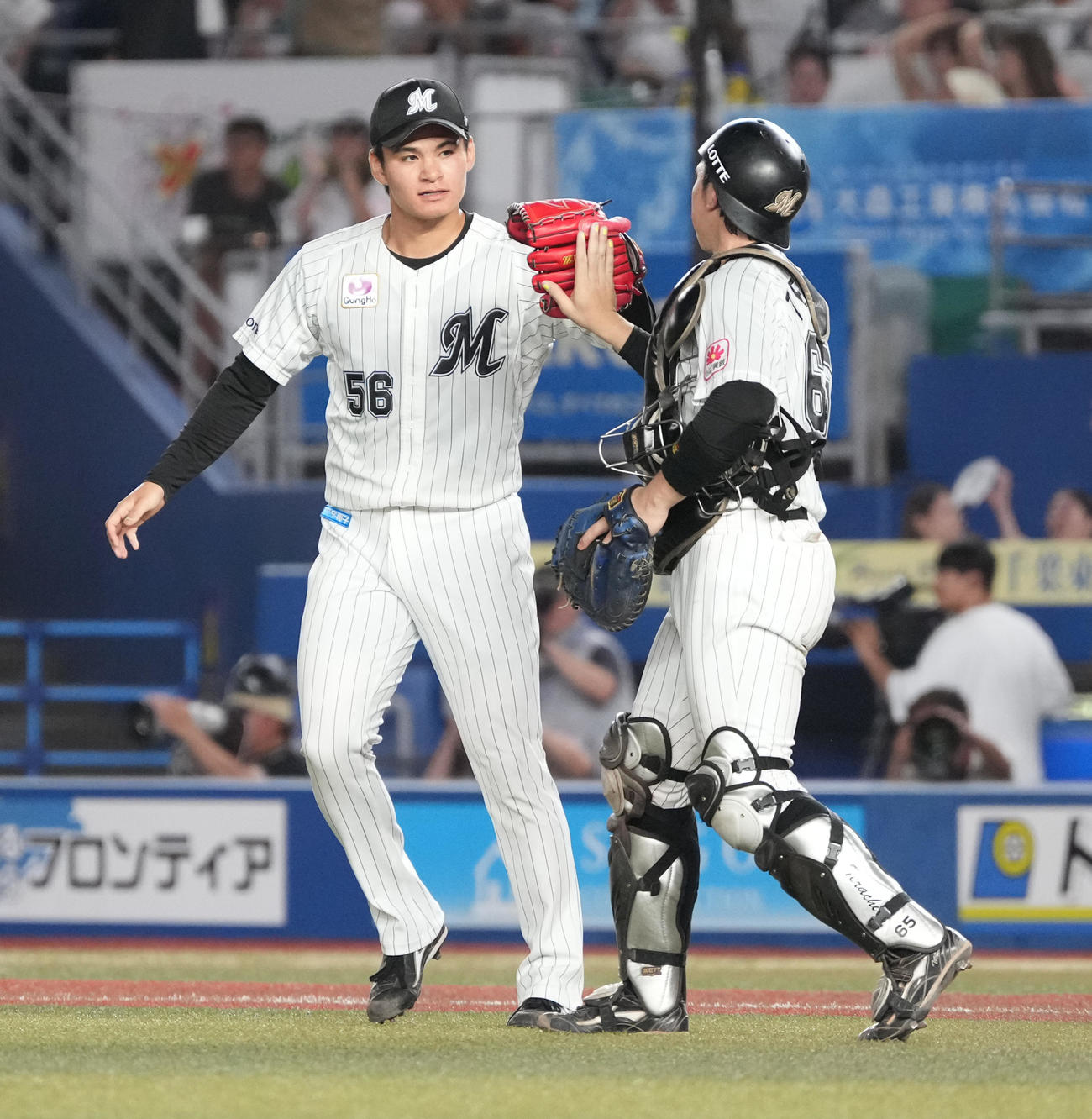 ロッテ対巨人　ロッテ5番手で登板した中森は最終回のピンチをしのぎ寺地（右）とハイタッチ＝2025年6月24日