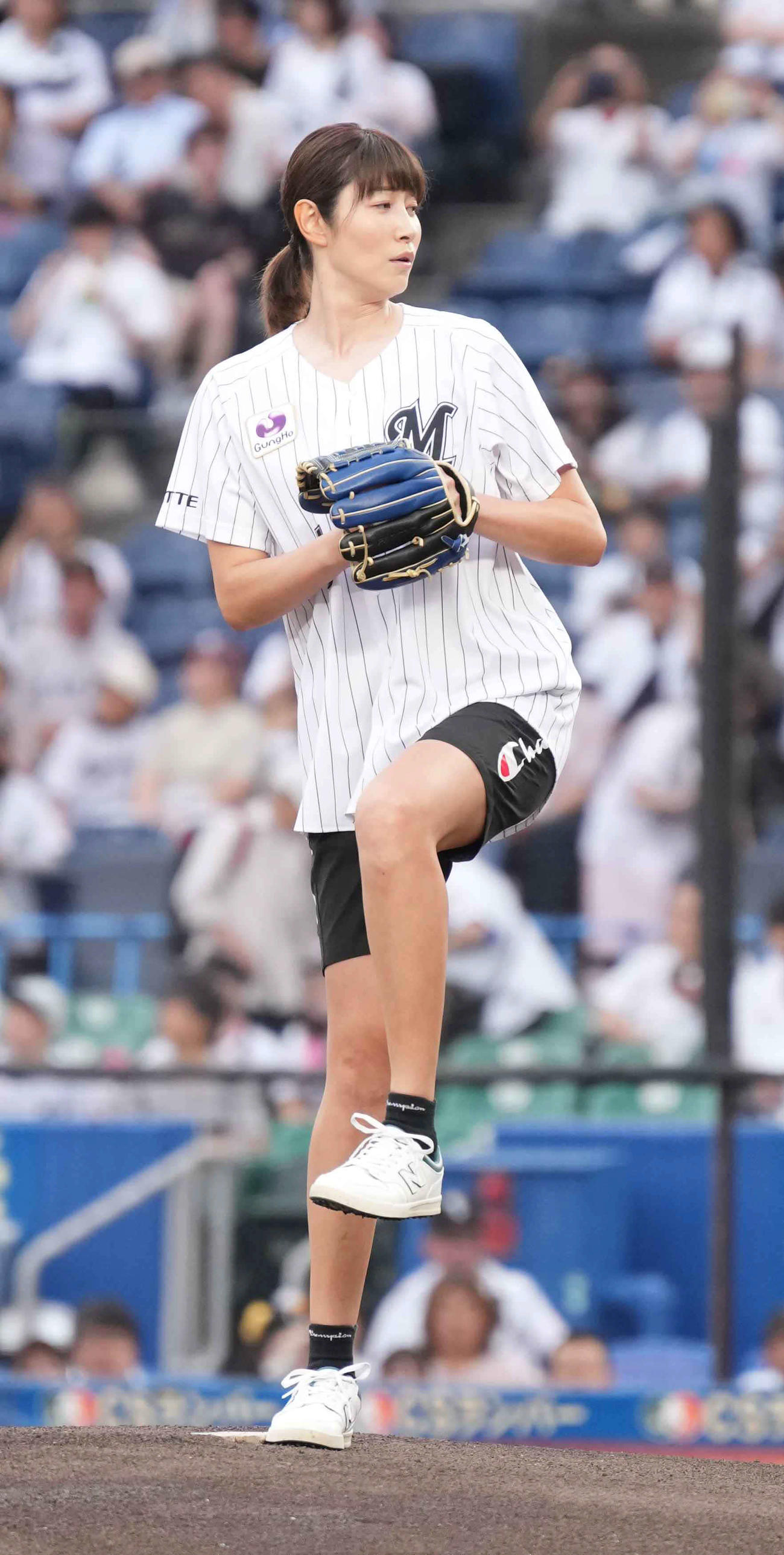 ロッテ対巨人　始球式に臨む狩野舞子（撮影・小沢裕）