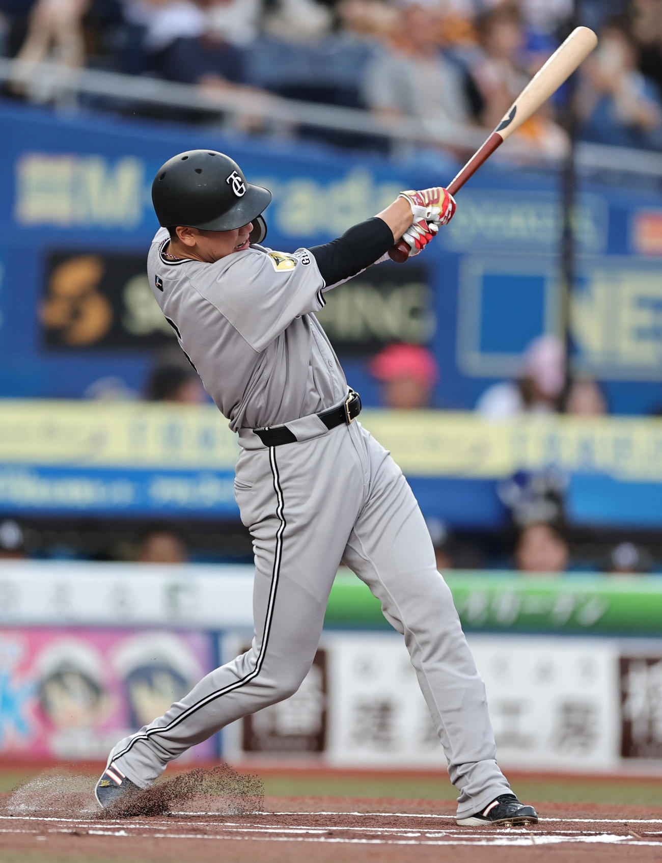 ロッテ対巨人　1回表巨人1死、左越え先制本塁打を放つ坂本（撮影・野上伸悟）