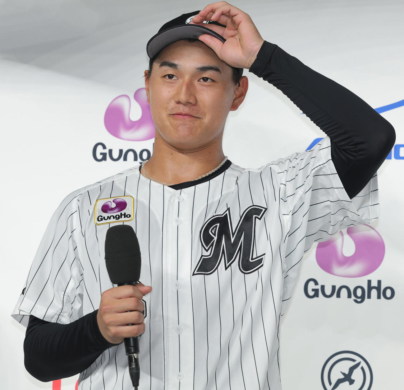ロッテ対巨人　ヒーローインタビューを受けるロッテ西川（撮影・野上伸悟）