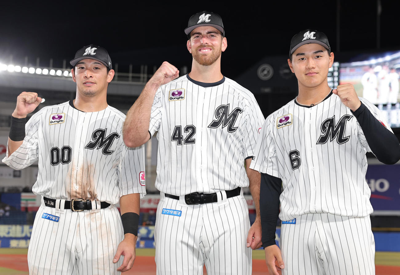 ロッテ対巨人　勝利を喜ぶ、左からロッテ池田、サモンズ、西川（撮影・野上伸悟）