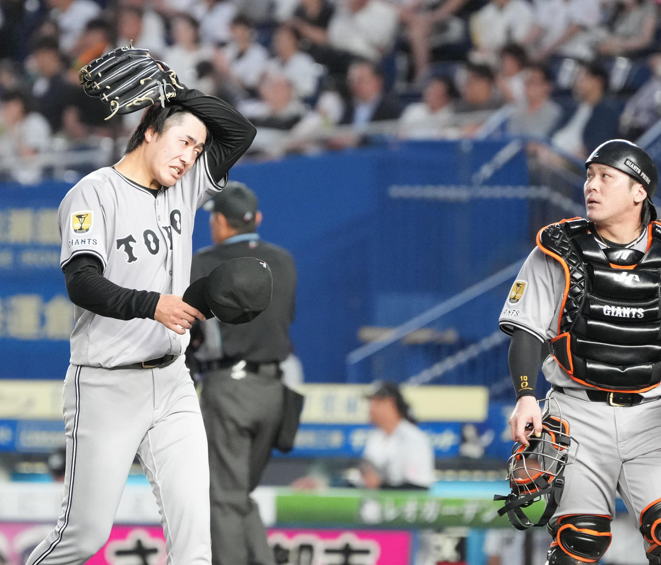 ロッテ対巨人　2回の投球を終えベンチへ引き揚げる巨人先発の西舘。右は甲斐（撮影・小沢裕）