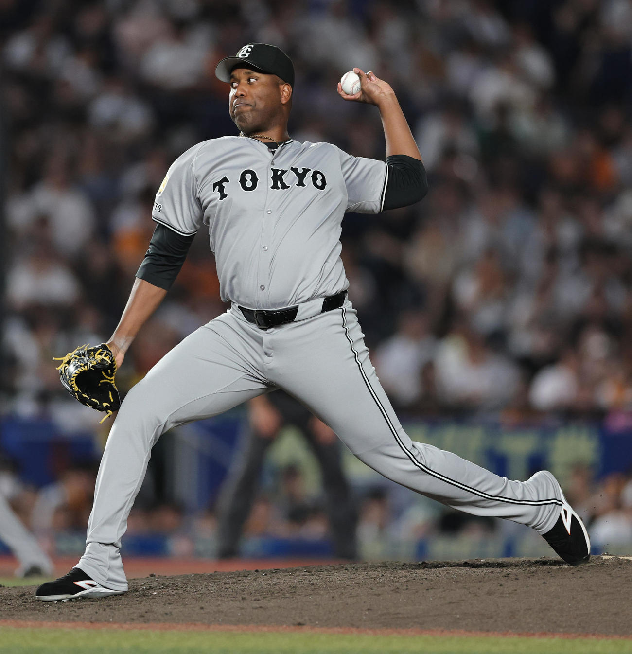 ロッテ対巨人　力投する巨人バルドナード（撮影・野上伸悟）