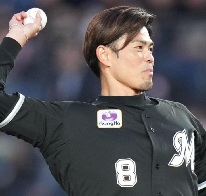 ロッテ対ソフトバンク　始球式で投球する今江敏晃氏（2025年4月）