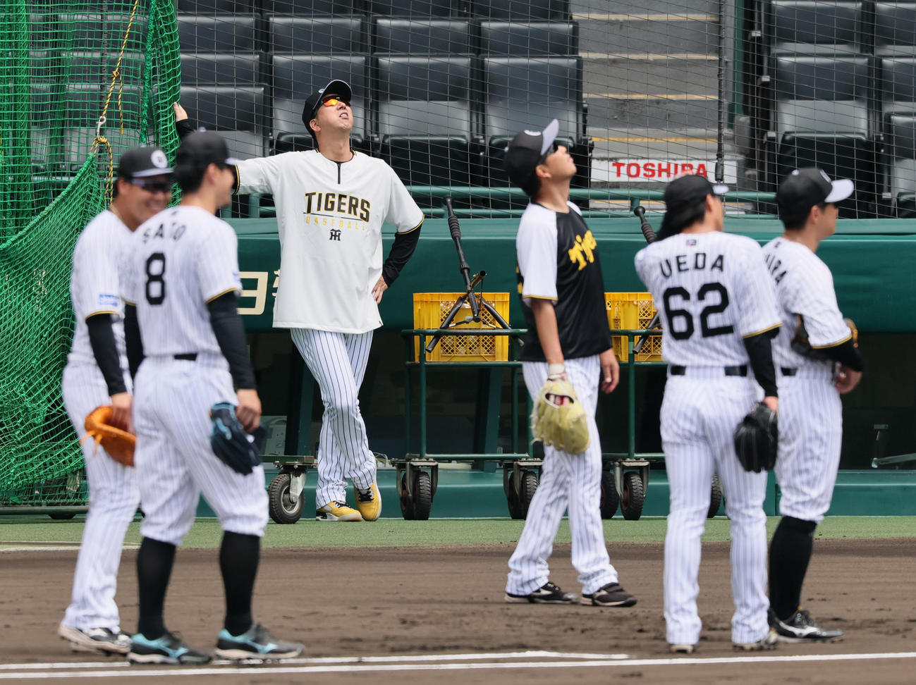 シートノックを見つめる阪神藤川監督（中央奥）（撮影・藤尾明華）
