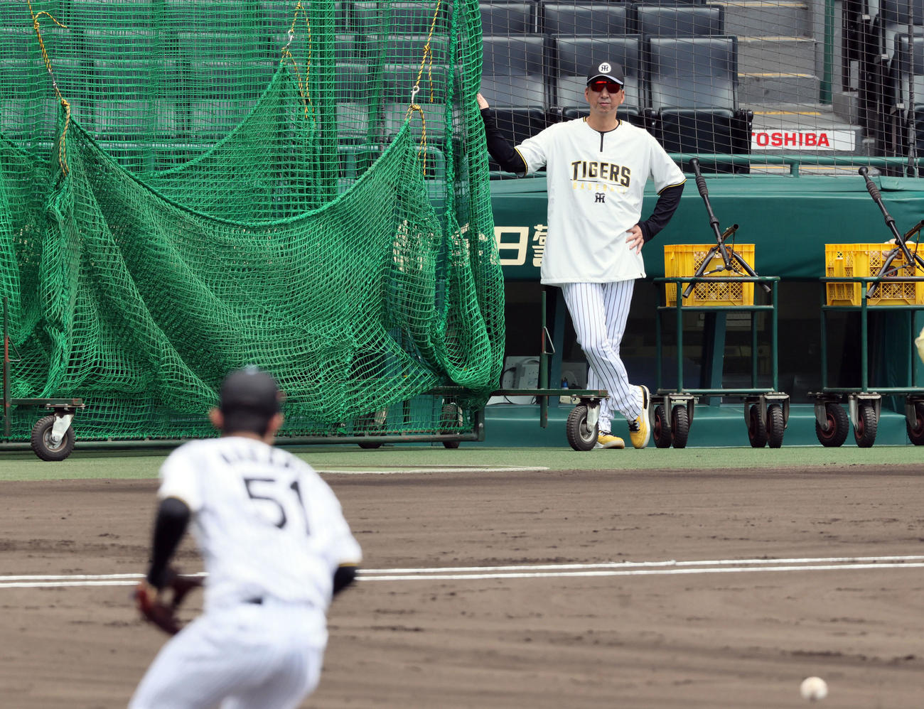 シートノックを見つめる阪神藤川監督。手前は中野（撮影・藤尾明華）